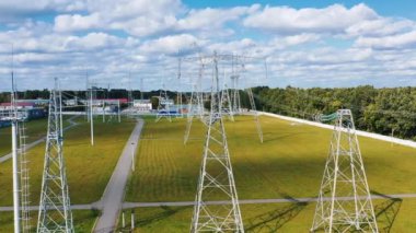 Enerji dağıtımı. Elektrik direkleri devrede. Yazın elektrik taşımacılığı endüstrisi. Enerjiler. Kablolu elektrik hatları.