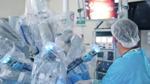 Minimálisan Invazív Műtét Futurisztikus Robotberendezéssel Orvos Megfigyeli Műtéti Folyamatot Képernyőn — Stock videók