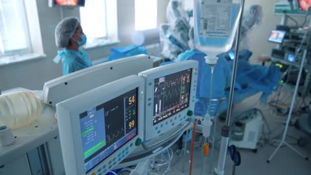 Medizinische Monitore Und Ein Tropfer Operationssaal Moderne Medizinische Geräte Vor — Stockvideo