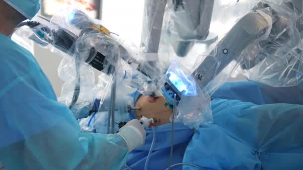 Robô Cirúrgico Realiza Operação Clínica Médico Fazendo Cirurgia Com Equipamentos — Vídeo de Stock