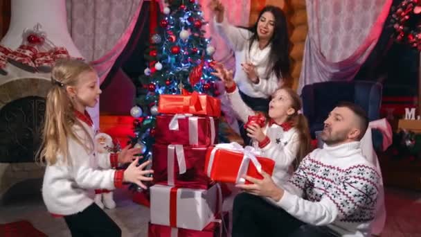Vreugdevolle Sfeer Tijdens Nieuwjaarsviering Gelukkige Ouders Hun Kinderen Buurt Van — Stockvideo