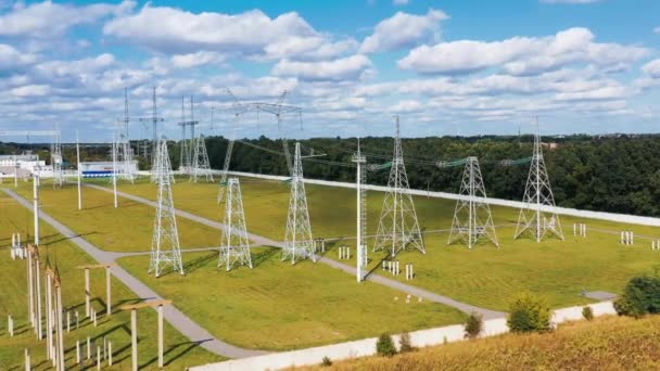 Hochspannungsmasten Auf Der Grünen Wiese Stromleitungen Bei Sonneneinstrahlung Weiße Strommasten — Stockvideo