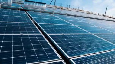Güneş ışığında fotovoltaik paneller. Mavi güneşli pilleri olan modern güneş enerjisi çiftliği. Yenilenebilir temiz enerji kaynağı. Yenilikçi elektrik istasyonu.