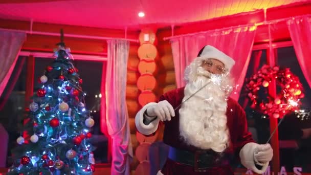 Feliz Santa Acogedora Habitación Navidad Retrato Alegre Papá Noel Con — Vídeos de Stock