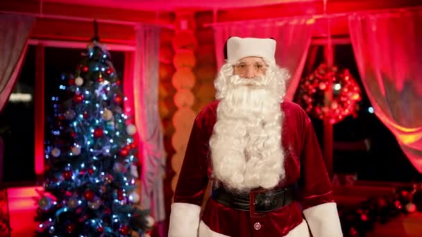 Retrato Hombre Mayor Disfrazado Papá Noel Interiores Santa Seria Con — Vídeos de Stock