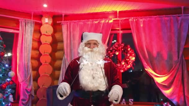 Retrato Santa Claus Interior Santa Con Barba Blanca Gafas Con — Vídeos de Stock