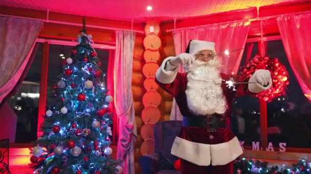 Funny Santa Con Luces Navidad Bailando Casa Real Santa Claus — Vídeos de Stock