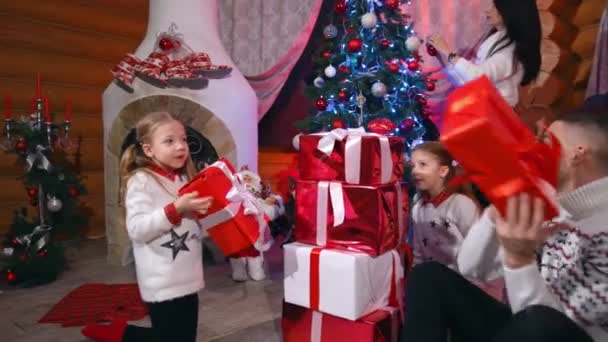 Nieuwjaarsviering Meisjes Met Geschenkdozen Kerstversierde Kamer Gelukkig Gezin Met Cadeautjes — Stockvideo