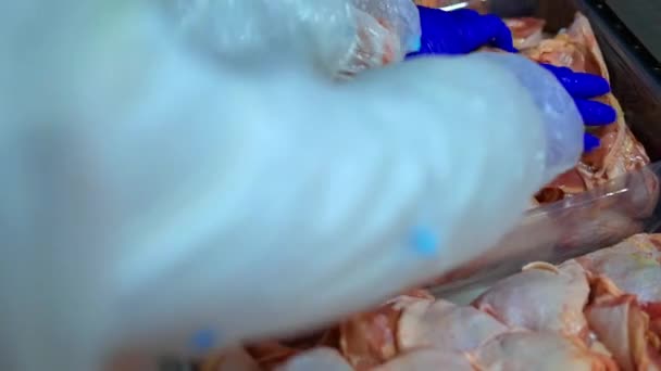 Frische Hühnerprodukte Kühlschrank Einem Lebensmittelbetrieb Speziellen Behältern Werden Appetitliche Hühnerhalbzeuge — Stockvideo