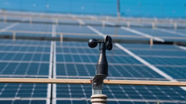 전지판의 배경에 송풍기 태양으로부터의 에너지의 가능한 생태적 클로즈업 — 비디오