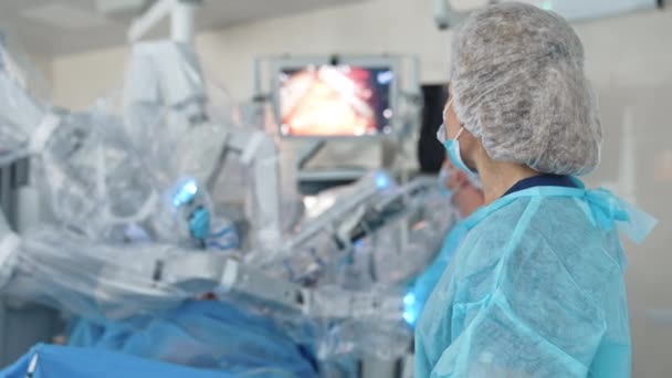 Műtőszoba Modern Orvosi Felszereléssel Roboteszköz Amely Minimálisan Invazív Műtétet Végez — Stock videók