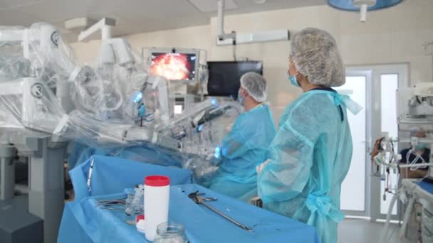 Chirurgia Innowacyjnym Sprzętem Futurystyczne Maszyny Robotycznymi Ramionami Wykonują Minimalnie Inwazyjne — Wideo stockowe