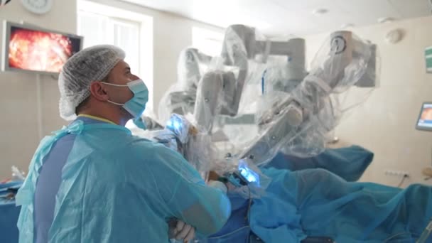 Doctor Está Sentado Cerca Del Robot Quirúrgico Quirófano Equipos Quirúrgicos — Vídeos de Stock