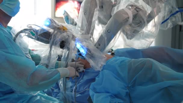 Mikrokirurgi Med Robotanordning Läkaren Opererar Med Kirurgisk Utrustning Modern Maskin — Stockvideo