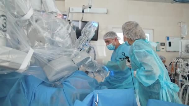 Sala Operaciones Con Robot Médico Quirúrgico Los Médicos Usan Instrumentos — Vídeos de Stock