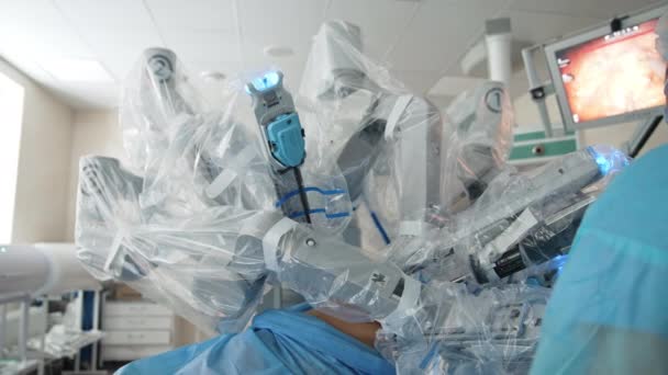 Medizinischer Roboter Während Der Operation Futuristische Operationsgeräte Operationssaal Minimalinvasives Operationssystem — Stockvideo