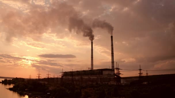 Borulardan Çıkan Yoğun Dumanlı Sanayi Bölgesi Fabrika Bölgesi Atmosferi Kirletiyor — Stok video