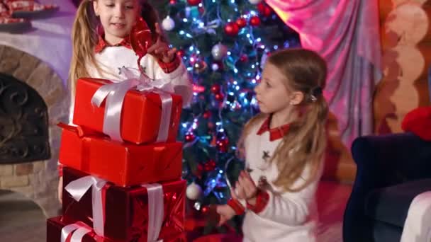 Маленькі Дівчата Біля Різдвяних Подарунків Сестри Язані Светри Стоять Біля — стокове відео