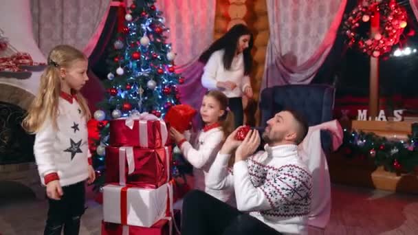Gelukkig Nieuwjaarsfeest Thuis Vader Zijn Dochters Spelen Met Speelgoed Buurt — Stockvideo