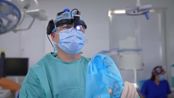 Doktor Operačním Sále Hlavě Portrét Profesionálního Chirurga Operaci Lékařské Masky — Stock video