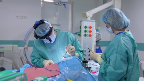 Γιατρός Και Νοσοκόμα Κάνουν Εγχείρηση Στο Πρόσωπο Του Ασθενούς Συγκεντρωμένοι — Αρχείο Βίντεο