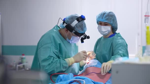 手術室での医療用鼻腔手術 専門医とアシスタントは 外科用具を使用して患者の鼻の手術を行います — ストック動画