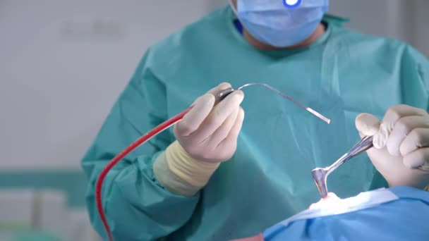 Chirurgische Instrumente Den Händen Des Arztes Der Arzt Führt Chirurgische — Stockvideo
