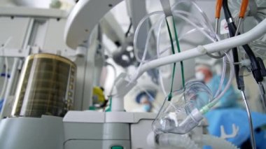 Yoğun bakımda tıbbi sistem. Hastanedeki modern makine vantilatörü. Yapay akciğer havalandırması ile tıbbi cihazın hareketi.