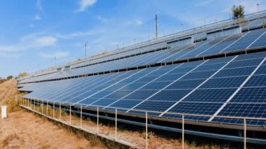 Mavi gökyüzünün altındaki fotovoltaik paneller. Modern güneşli piller güneşten temiz alternatif enerji alırlar. Yenilenebilir enerji kaynağı.