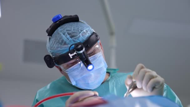 Retrato Facial Del Cirujano Profesional Durante Operación Médico Máscara Médica — Vídeo de stock