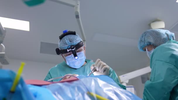 Chirurgischer Eingriff Operationssaal Chirurg Und Assistent Medizinischer Uniform Operationssaal Assistentin — Stockvideo