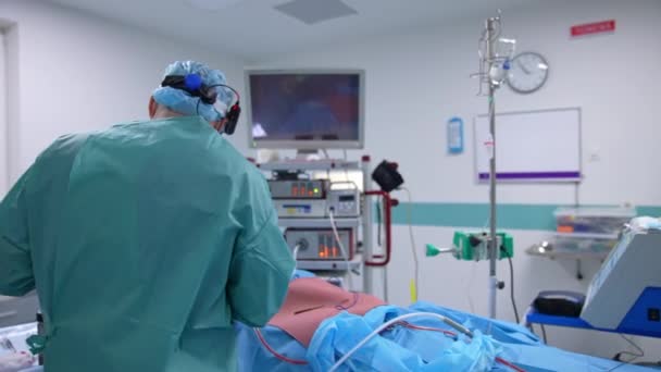 鼻腔手术在手术室 医生和护士用鼻子给躺在手术台上的病人做外科手术 现代医疗设备背景 — 图库视频影像