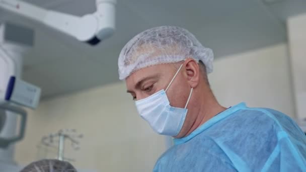 Operasi Bedah Oleh Spesialis Tim Dokter Berseragam Medis Melakukan Operasi — Stok Video