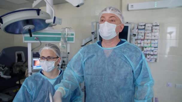 Професійний Лікар Асистент Працюють Клініці Хірурги Медичній Масці Уніформі Виконують — стокове відео