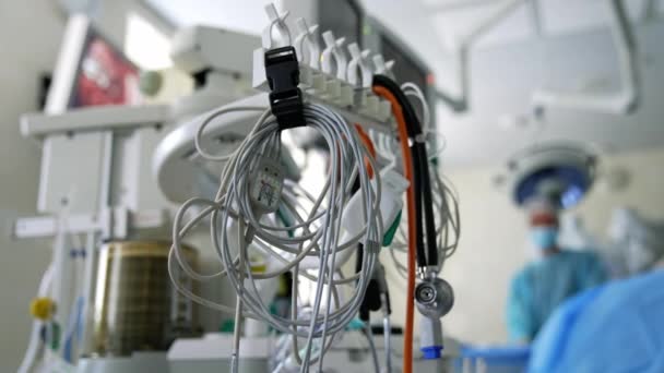 重症监护病房的医疗器械手术背景模糊的不同外科设备及人工肺通气器 — 图库视频影像