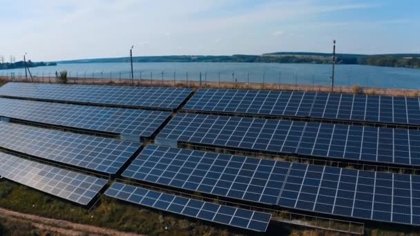 Sluneční Elektrárna Slunečního Světla Fotovoltaické Slunečné Baterie Blízkosti Řeky Modrém — Stock video