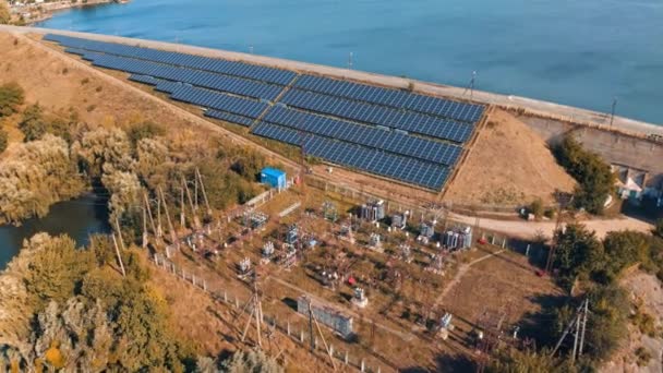 Nowa Farma Energii Słonecznej Pobliżu Rzeki Niebieskie Fotowoltaiczne Panele Słoneczne — Wideo stockowe