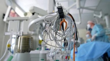 Ameliyathanede tıbbi aletler ve cerrahi ekipmanlar. Modern klinikte ameliyat sırasında cerrahi aletler.