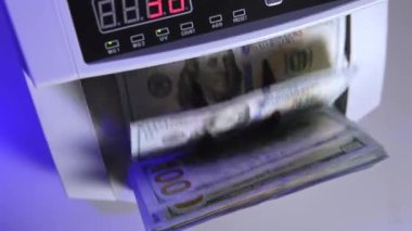 Kağıt para saymak için elektronik işlemler. Nakit para sayma makinesi. Banknotlar 100 dolar sayıyor. Üst Manzara. Yakın plan..