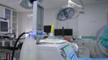 Çağdaş tıbbi ekipmanlar. Klinikte cerrahi prosedür için yeni elektrikli cihaz. Klinikte profesyonel teknoloji.