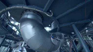 Kapalı alanda süt ürünleri üretiyorum. Süt ürünleri fabrikasında paslanmaz ekipman var. Modern süt üretim fabrikası.