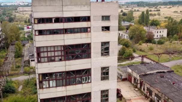 Edifício Alto Com Janelas Quebradas Telhado Exterior Antigo Edifício Abandonado — Vídeo de Stock