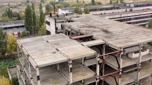 Zerstörte Gebäude Industriebauten Ohne Fenster Auf Verlassenen Fabriken Alte Manufaktur — Stockvideo