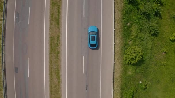 Όμορφο Αυτοκίνητο Στο Δρόμο Σύγχρονο Μπλε Ηλεκτρικό Αυτοκίνητο Κινείται Μια — Αρχείο Βίντεο