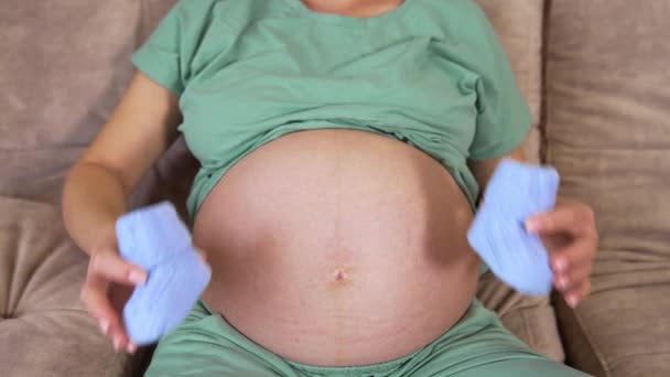 Los Calcetines Tejidos Vientre Desnudo Mamá Futura Mujer Embarazada Acostada — Vídeos de Stock