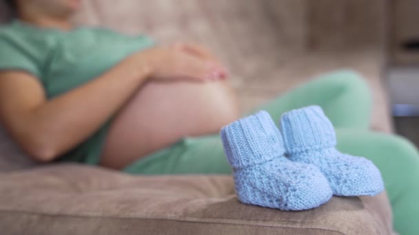 Kleine Gestrickte Socken Für Zukünftige Babys Blaue Babysocken Auf Dem — Stockvideo