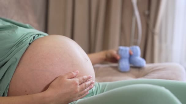 Velké Břicho Těhotné Ženy Budoucí Matka Drží Malé Pletené Ponožky — Stock video