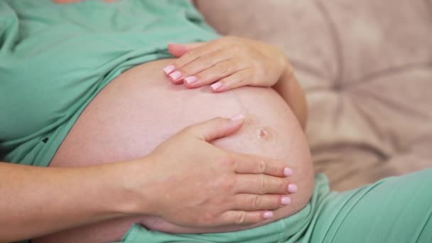 Bara Magen Gravid Kvinna Gravid Kvinna Smekte Magen När Hon — Stockvideo