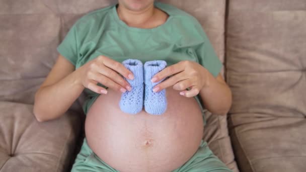 Zukünftige Mama Spielt Kleinen Socken Auf Ihrem Dicken Bauch Schwangere — Stockvideo