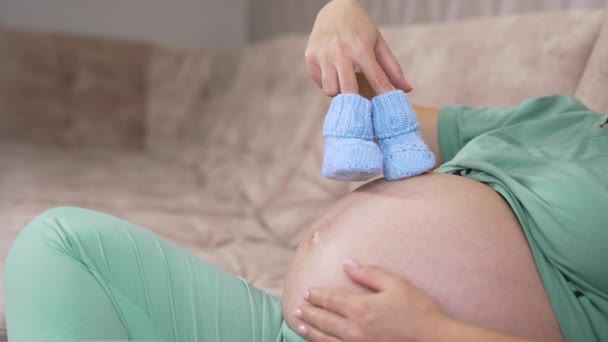Schwangere Mit Gestrickten Socken Auf Nacktem Bauch Schöne Warme Blaue — Stockvideo